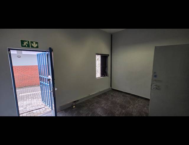 360M² WAREHOUSE TO LET IN RIVERSIDE PARK